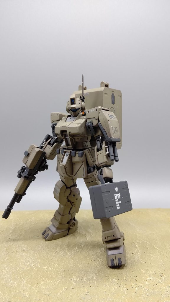 メインカラーはダークイエロー、差し色はガルグレーです。背面バックパックはマルチバックに変更してます。足部とアンテナ、ヘルメット部の庇を延長しプロポーションを変更してます