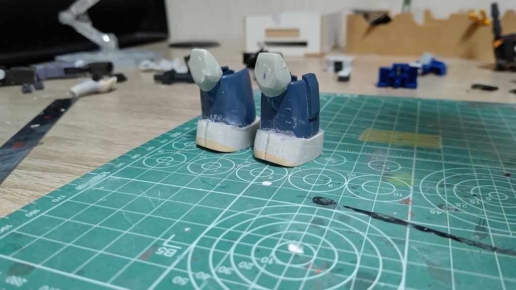 今回1番手こずったパテ盛り。2度とフリーハンド造形はせんぞ。