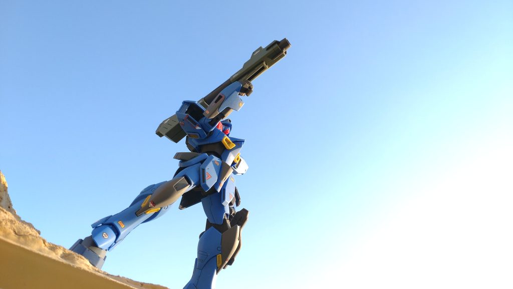 射撃するBB仕様ガンイージ。