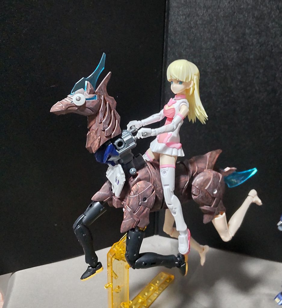 脚は可動するので、走るポーズに関しては問題ありません。まぁ、競争馬なので走れないと話になりませんが。え、人の脚じゃないかって?……気のせいですよ。