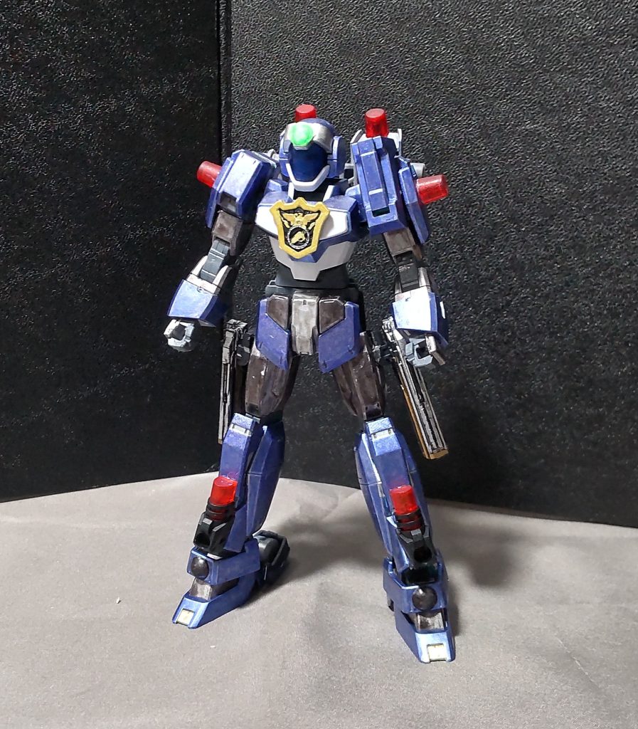 メタルヒーロー風にしてみたとはいえ、改造内容はシンプルにしています。※イメージ的には「特捜ロボ ジャンパーソン」に出ていたガンギブソンを意識しています。・肩部の両側にパトランプを接着・左肩にサーベルラックを接着・胸部にサージェントヴェルデバスターのエンブレムを接着・膝下部分にサージェントヴェルデのパトランプ部分を接着・両腿にマグナムを装着・踵部にローラー風なのを取付※接地面の拡大にも繋がり、安定感も向上しました。