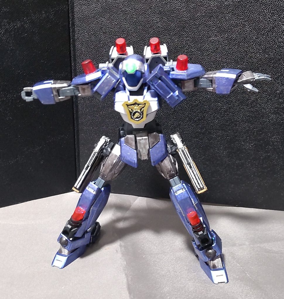 ○メルティングサイレン改膝、肩、バックパックにある計6基のパトランプから特殊な音波や電磁波を周囲に発生させ、このサイレンにより様々な症状を一時的に引き起こす。・IフィールドやGNバリア、フェイズシフト装甲、陽電子リフレクター等の解除・ファンネル、ファング、GUNDなどのビット攻撃関連の無力化・ブレイクデカールなどの不正パッチの解除・ハイパージャマーやミラージュコロイド機能の解除etc