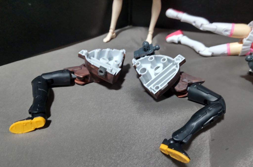 細かい点として、上半身のジョイント部分は画像のように片方で接着してあるので、問題なく引き離せるようにしています。