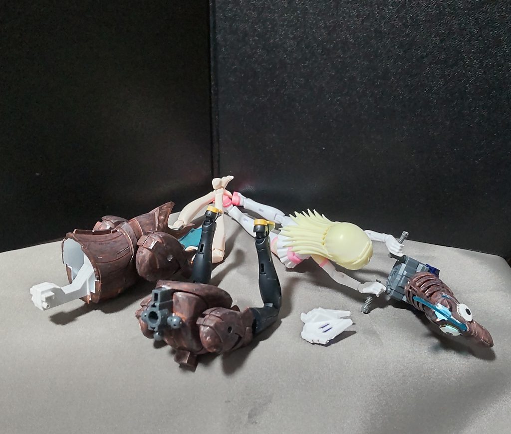 おおっと、ハリボテグンバーまたも転倒!曲がれない!ベリベリとガムテの剥がれる音がする。