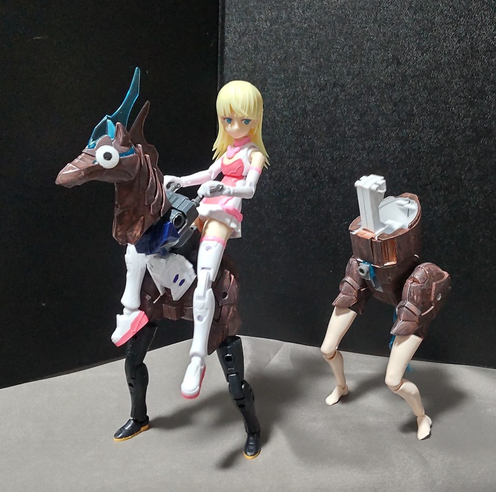 おおっと、ハリボテグンバー立ち上がりました!まだ諦めてはいません、続行するようです。※GBNレース国際条約、第3条諦めない姿勢を見せるなら、転倒や落馬をしても参加レースへの復帰を認める。そして、支え無しで立てる。これは地味に凄いところかと。