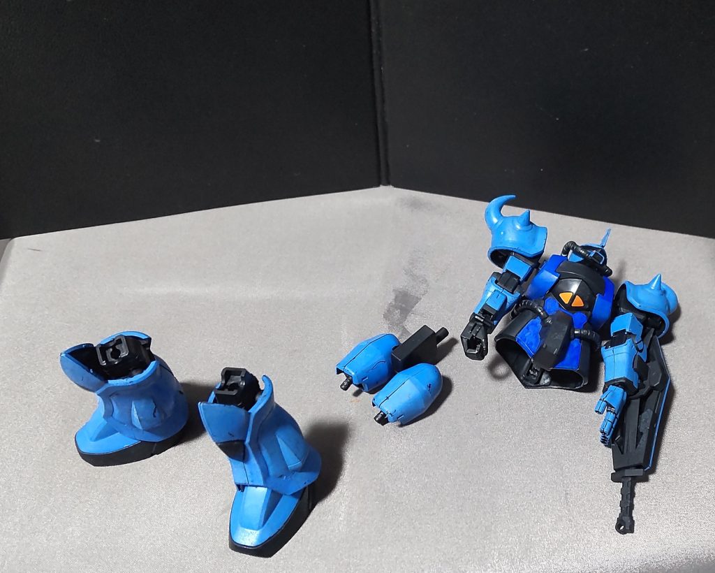 脚と腰部の接続ユニットを外します。