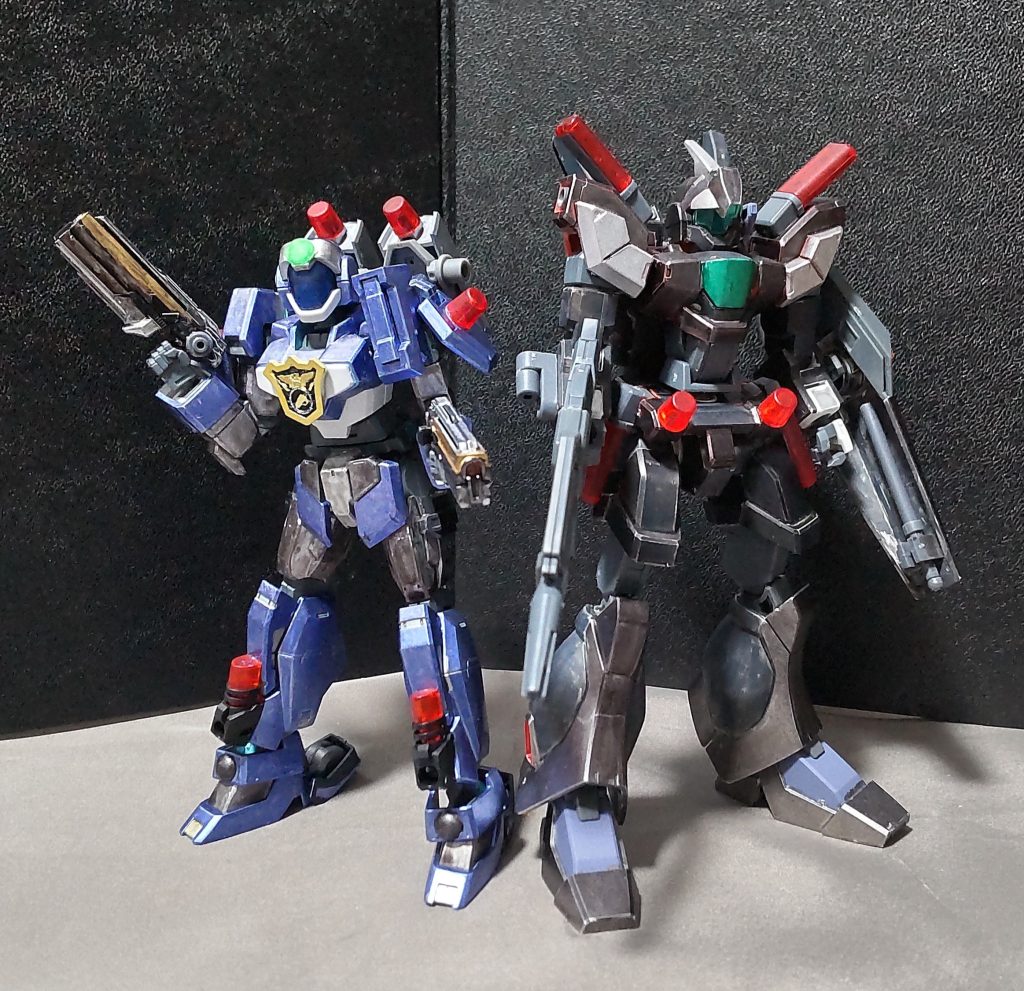 先輩メタルポリスのジェノンと一緒に。ジェノンのほうが背丈は大きいです。