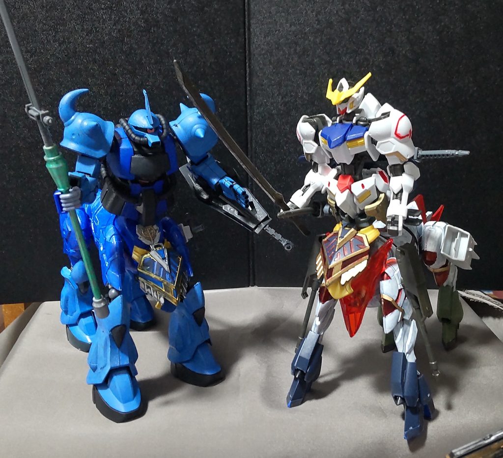 過去に作った、我流のバルバタウロスと並べてみる。※こちらのバルバタウロスは通常のバルバトスには戻れません。