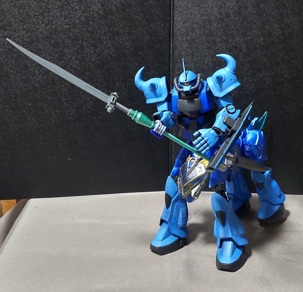 ジーグ・パーンサロイドはジーグランサーなる武器があったので、こちらも似たような武器をということで、ヒートグレイブを持たせてみました。※まぁ長い棒の先端にヒートサーベル付けただけなんですけどね。(サーベルは外せます)とにかくこれで、ヒートサーベルよりリーチの長い攻撃が可能になりました。