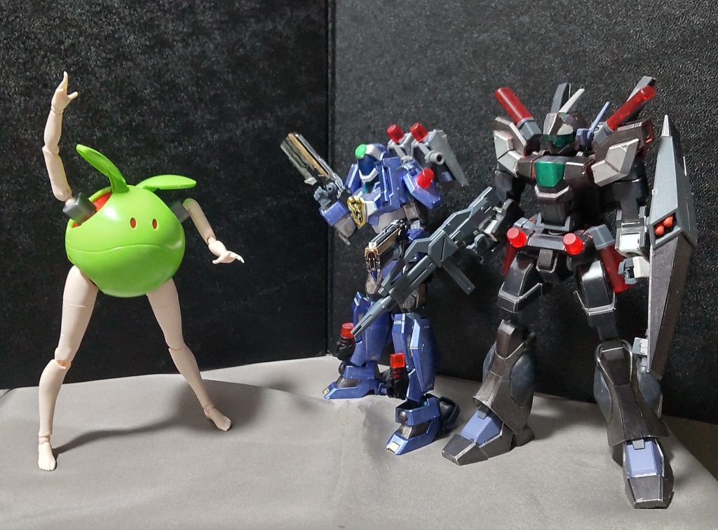 そんなメタルポリス達にも司令官とも言える存在はいます。左にいるハロさんこそが彼らの司令官であり、戦闘技術を施した師匠でもあるのだ。ハロさん「さぁ、刮目せよ!!」※ハロさんの天地魔闘の構え!ジェノン「司令、手の構えが逆です!」