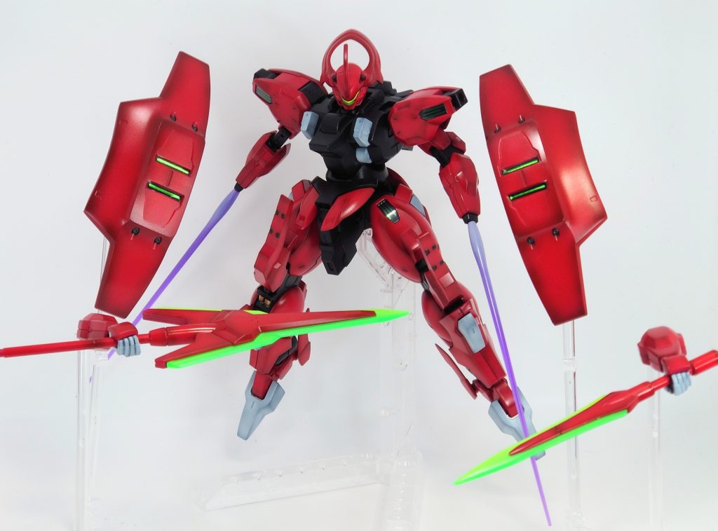 ファンネルではありませんが腕と肩部のシールドが分離するギミックのある機体のようです。アニメではほぼオートパイロットでしたね😅