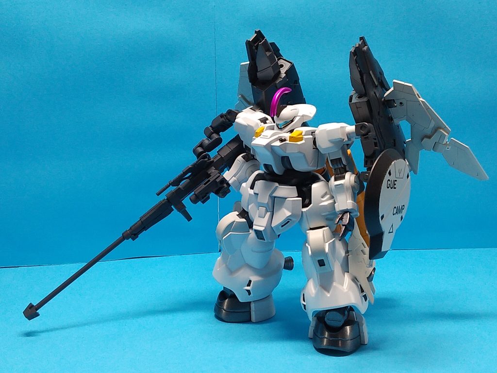 機体解説「ディランザ・テンペスター」はジェターク社がアスティカシア高等専門学園の決闘において、空中戦を得意とするペイル社の「ザウォート」に対抗するために開発したディランザの高機動型試作機である。肩部に大型のブースター「ハイパーバーニア」を装備し、飛行時の姿勢制御をするために脚部のスラスターの強化と増設をしている。ジェターク寮に納入後に行われた模擬戦で本機のパイロットが重傷を負う暴走事故を起こしており、寮の格納庫の片隅に長らく放置される事になる・・・。