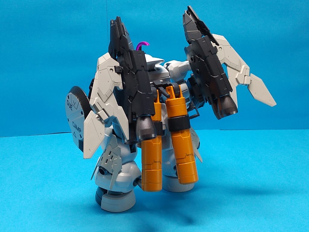 月日が流れ・・・グエル・ジェタークが退寮を命じられた日、本機も格納庫から姿を消す。その後、「白いディランザと決闘し『キャンプ道具一式』を奪われた生徒がいる。」と一部生徒の間で噂になった。他にもコーヒーを含む食料品、映像端末等が奪われたと噂されている。どれも非公式の決闘によるもので、「生徒間の自己責任」として決闘委員会では問題視していない(事実上、黙認している)ようだ。パイロットは「ボブ・マーキス」と名乗り顔を鼻から上を覆うヘルメットの様な仮面を着けていたとされる。