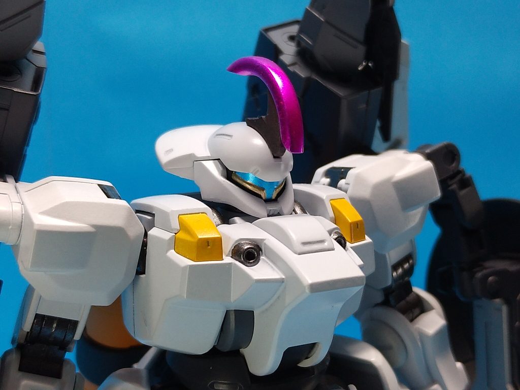 ブレードアンテナは一般機用を基にランナーの中央にある円を利用して、トールギスのトサカを表現しています。色は赤ではなく、ガンダムマーカーのメタリックピンクを使ってある人物を表現しています。