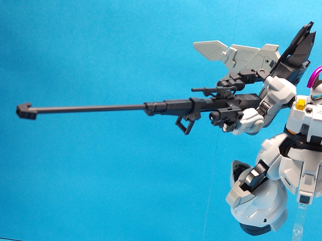 ・ボーダーガン〔高出力ビームライフル〕右肩に懸架された大型ビームライフル。反動を軽減するためにロングバレルにマズルブレーキを備える。専用の大容量Eパックが後部に装着されているため、並のMSならば一撃で大破させる威力をもつ。しかし、フロント内部を破壊しかねないため決闘時はディランザが装備するビームライフルと同程度の出力に抑えられている。