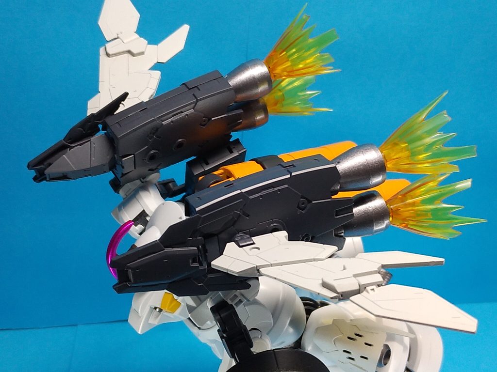 ・ハイパーバーニア肩部に装備された大型バーニア。脚部のスラスターと合わせる事で重量級のディランザの空中戦を可能にするだけではなく、ザウォート以上の爆発的な加速、高い運動性能と機動力を獲得した。しかし、フルスロットル時に機体に15G以上の負荷がかかり、既存の慣性制御システムでは対応できずパイロットに大きな負担を強いる事となる。模擬戦の暴走事故は「加速による急激なGによりパイロットが気絶、スロットルが戻らず、制御不能となり壁に激突する」というものだった。