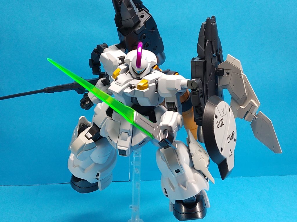 ・シールド&ビームトーチ左肩にはシールドが装備され、通常のディランザ同様ビームトーチが収納されている。