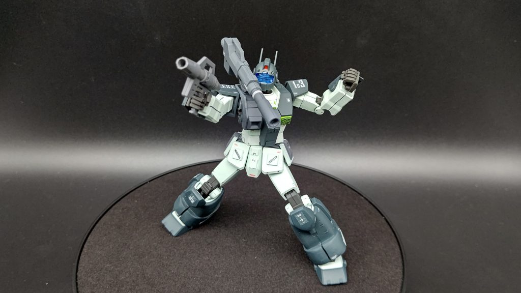 ジムキャノンの胸部だと頭部の可動域が著しく制限されるのでポージングにくろうしました。シールドはガンキャノンと同様のコンセプトで装備しない方針です。