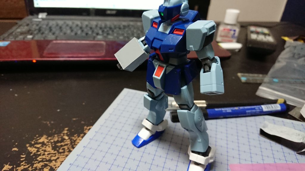 右腕武器は自作しようと思いプラ板で制作開始