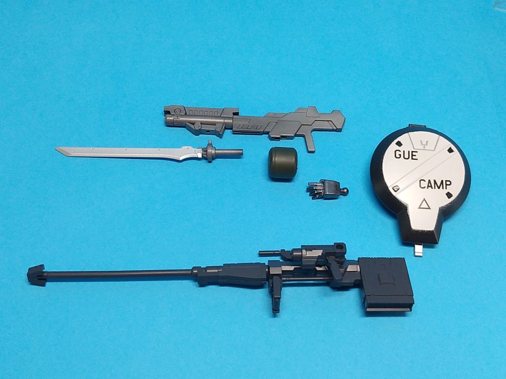 〔ビームライフル〕の砲身は30MMラビオット付属の物、銃剣は30MMアルト用オプションウェポン、EパックはM.S.Gのフォールディングキャノンのマガジンを使いました。〔ボーダーガン〕は30MMシエルノヴァ用オプションウェポンのスナイパーライフルを使用しています。砲身部分は2キット分使って延長しています。バイポッドの換わりに30MMオプションパーツセット8の取っ手パーツを使用しています。ハンドガンパーツをライフルの側面に移動し、ショートバレルパーツを装着、UVレジンを使ってセンサー化しています。ライフルの後部は30MMオプションパーツセット2のミサイルポッドをEパックに見立てています。名称はドーバーガン↓ローマ字表記DOBAガン↓DとBを入れ替えBODAガン↓ボーダーガンという風に付けてみました。〔左の平手〕は30MMオプションパック付属のハンドパーツとディランザの手の甲に形状が似ているヘイズルの手の甲パーツを組合せて製作しています。〔シールド〕はラウダ機用を旧キットのトールギスのシールド風に塗装。マーキングはキャラネタです(^-^;