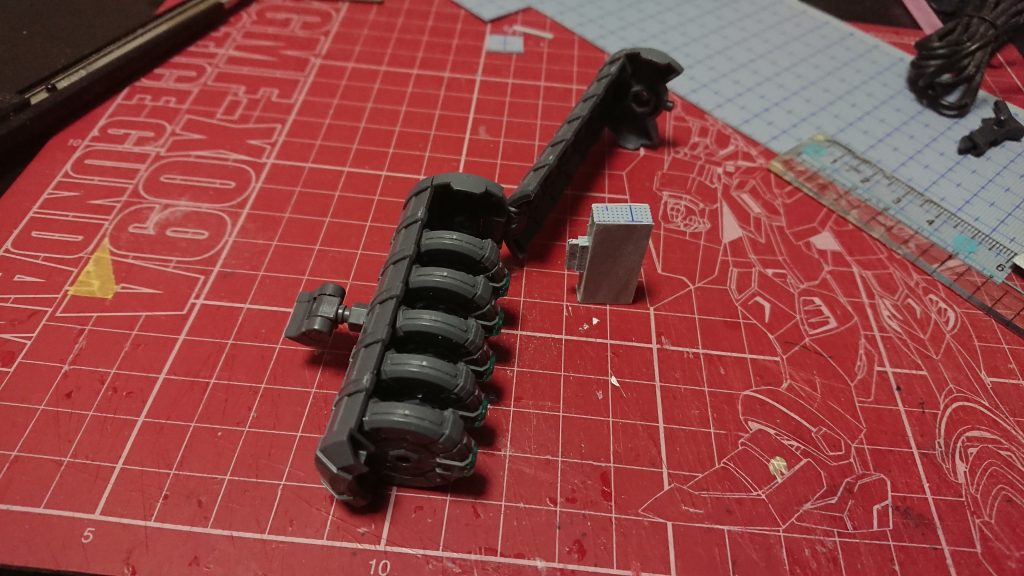 リフレクタードローンのベース、アクティブマインと制作中の小型GNドライブアクティブマインに工作するので全機は入らないとし右端にマウント予定にしたところ