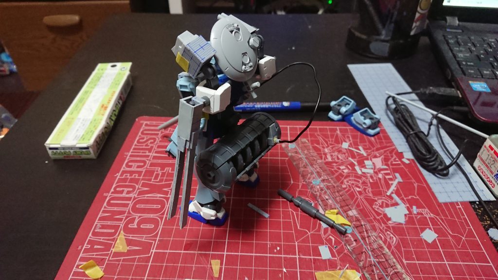 武器とのケーブル接続確認。ケーブルはスローネツヴァイのものを使用バックパックは試作3号機の肩などを使用し制作