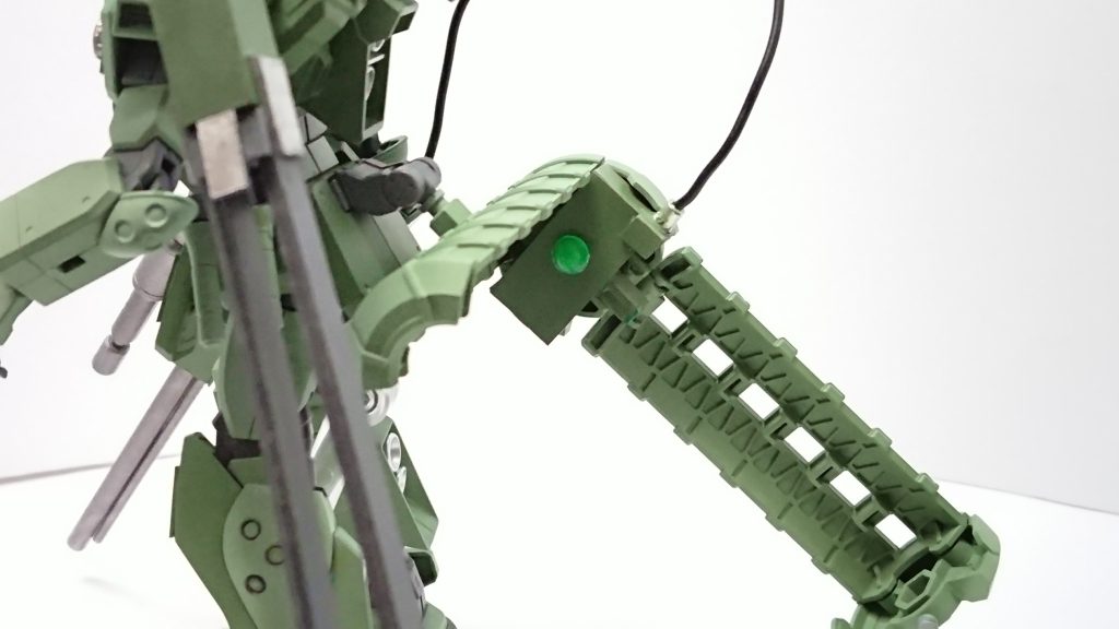 コンテナ内部に武器専用の小型GNドライブ(という体で制作)。これがなくなると自機のエネルギーを回すことになるが武器の消費量が多いためある意味生命線