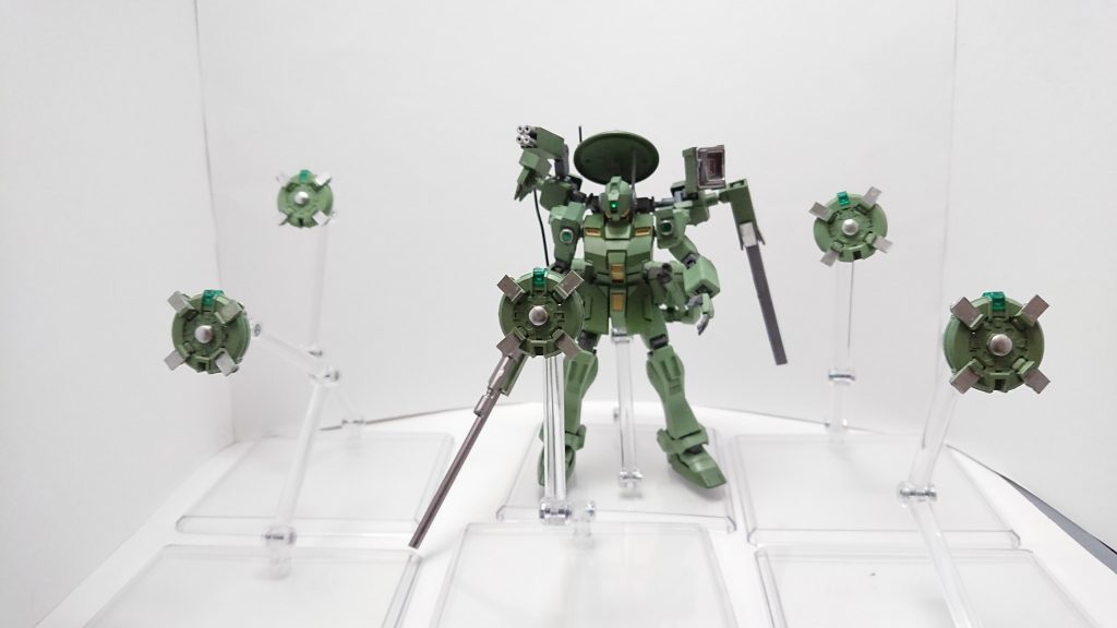 リフレクタードローン索敵を行うのがメインまた、中央の銀色の装甲はヤタノカガミと同様にビームを反射する性質をもつという設定狙撃のビームを反射させることで射線を問わずに撃つことが可能反射面が狭い&ドローン自体に攻撃性能なし&実弾には弱いなどの欠点あり破壊されても相手の位置はある程度特定できるので壊される前提武装