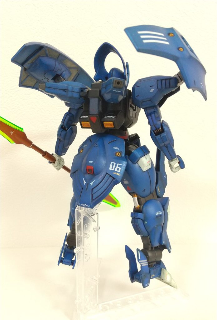 膝から下にかけて、フィールド(芝生?)を駆け回ったかのような、緑がかった汚しを。