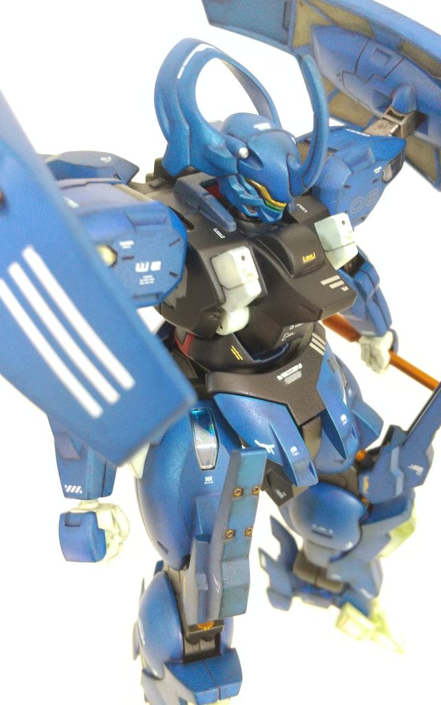 手持ち品を切り出し、貼り合わせた後頭部と、右肩の地味なイニシャル