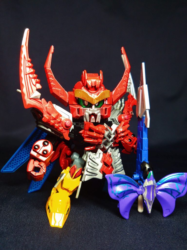 可動できるので騎士らしくマント風におろせます。ゴッドトンボの尾、ゴッドパピオンの合体した武器もかなり大きく、黒い部分のゴッドアントは飾りにもなりませんでしたw信長エピオンのパーツもゴッドクワガタにピッタリで、昆虫デザインの製作に便利になりそうです。