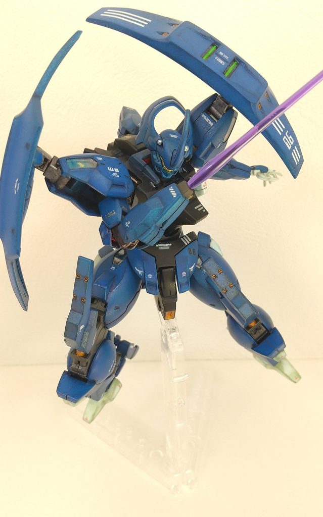 シェルユニット部は、ホロシール（後述）でキラッとさせて。右肘上はゴールドのデカールでキャプテンマーク風に？w〈製作関連〉塗装：缶スプレー（クレオス；コバルトブルー、黒鉄色他、トップコート半光沢/つや消し[水性プレミアム]、タミヤ；ライトメタリックブルー、ダークブルー、メタリックオレンジ)、ガンダムマーカー（ルミナスメタグリーンEX他）、リアルタッチマーカー(グレー1、2 、グリーン1、ブルー1他)、4アーティストマーカー（ゴールド）、シタデルカラー(リトリビュートアーマー他)    