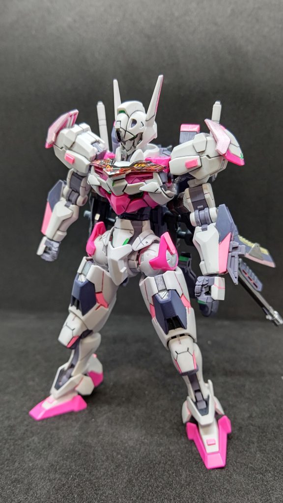 Frontスジ彫り追加、ランナータグをチップに切り分けディテール追加、腰を延長していますスミ入れにはガンダムリアルタッチマーカーを使用し、部分塗装には同じくガンマカの蛍光ピンクやアイグリーンを使用しました