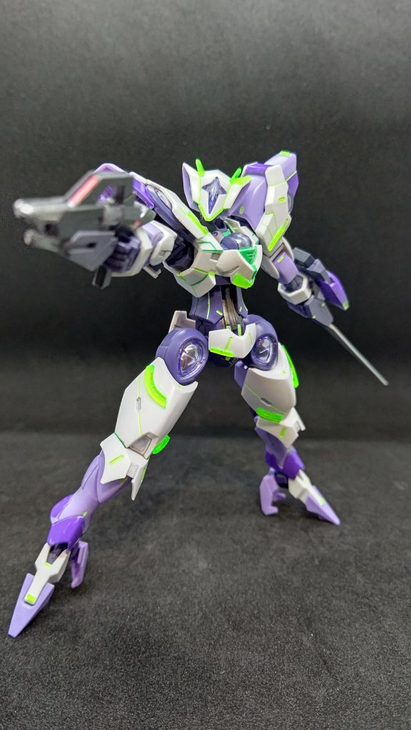 軽装状態です全体にスジ彫り、ガンマカのアイグリーンや蛍光グリーンでスミ入れ、貼り付けしたクリアパーツはビーム・サーベルのランナーのタグなどを切り、加えました。ヘッドパーツなカメラアイもクリアグリーンのランナータグで作成してます。またガンマカのガンメタで胴体など部分塗装をしています。