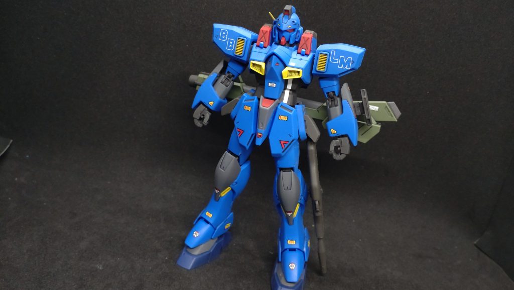 斜め前方より。以外に目立ちますが、夜だと紛れそう。夜襲がメインですかね。この猛禽は。