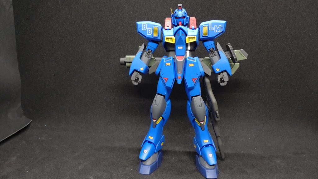 正面から。センサーはバイザーです。