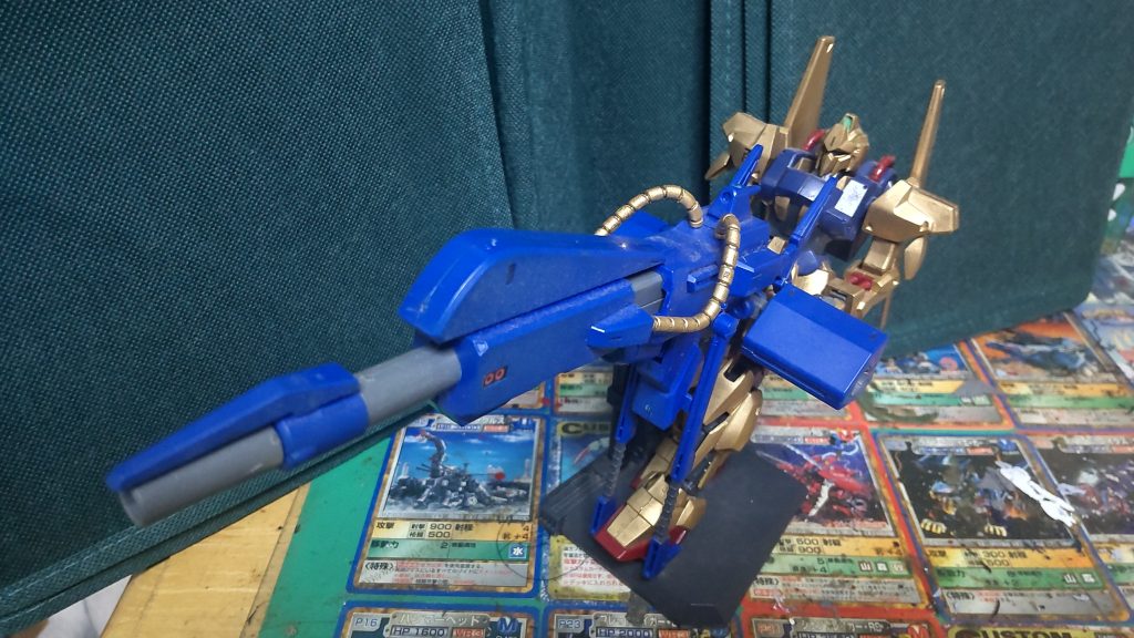 百式本体はミスターカラーのGOLDを筆塗りした記憶があります。他は部分的な塗装とスミ入れだったと思います。仕上げは百式はミスターカラーのクリアーつやあり、バズーカはミスターカラーのつや消し(この仕上げは今も変わらず)