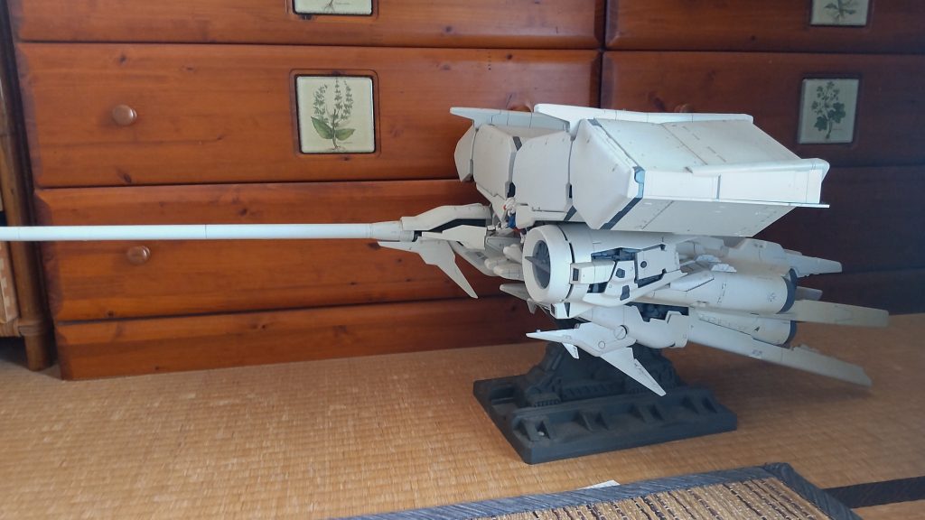 横から。砲身が長いので、全部入りきらない…。