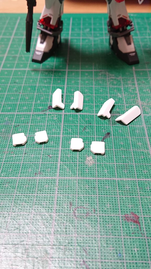 プラ板を切り貼りしてこんな↑パーツを作成して両面テープで貼り付けてます。磁石は入りませんでしたので😅