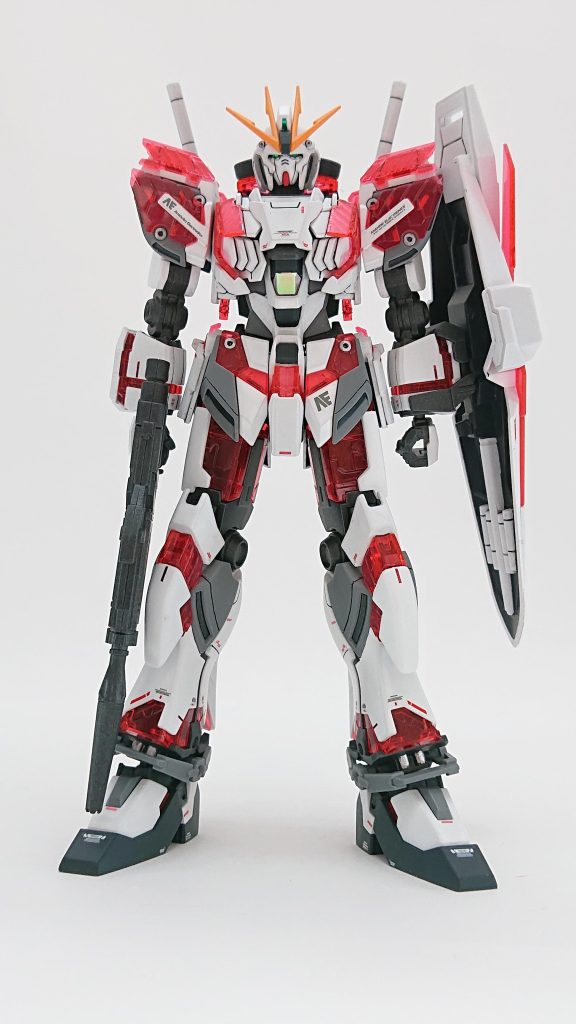 サイコフレームをどう塗装するか悩みました。裏面をシルバーや白にしようかと考えましたが、肩や背中、脇下のサイコフレームは裏面も見えるので違うかなと。クリアを諦めてメタリック調でも良いけど、折角なのでクリアを活かしたい❗結果としてクリアレッドで赤みを強くしてクリアコートしました😆