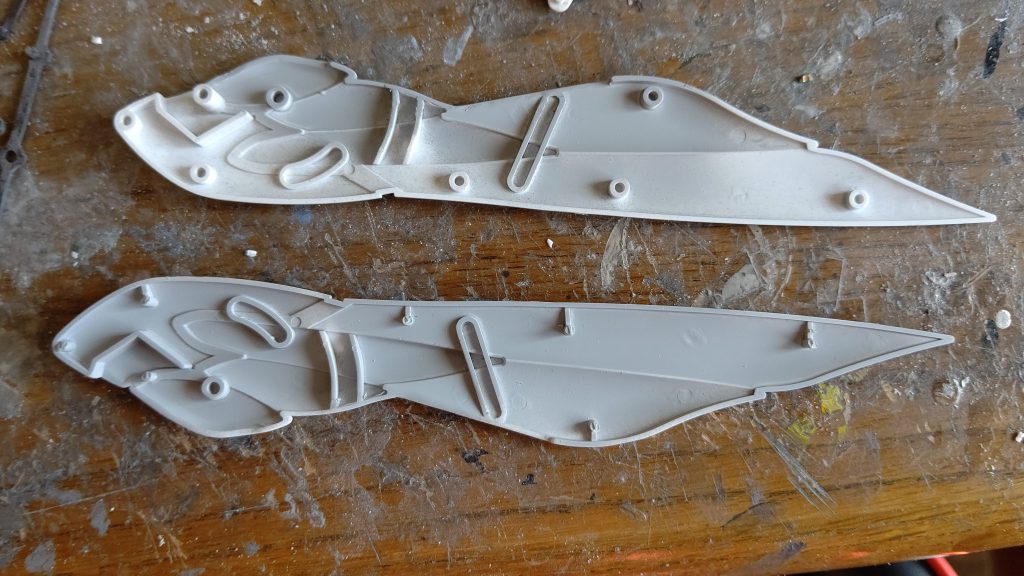 摩擦で塗膜が削れるので合わせ目処理の前に内側を削り、クリアランスを確保しました。