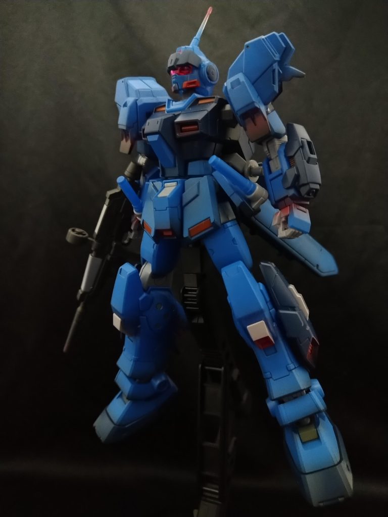 ご覧頂きありがとうございます！HGペイルライダー空間戦仕様、クリアカラーエディションです。友人から譲り受けたキットで、出典なども全く知らなかったので、むしろ自由に作りました。その為、カラーリングや肩アーマーの前後等、完全に自分好みの仕様となっております。ご容赦下さい。