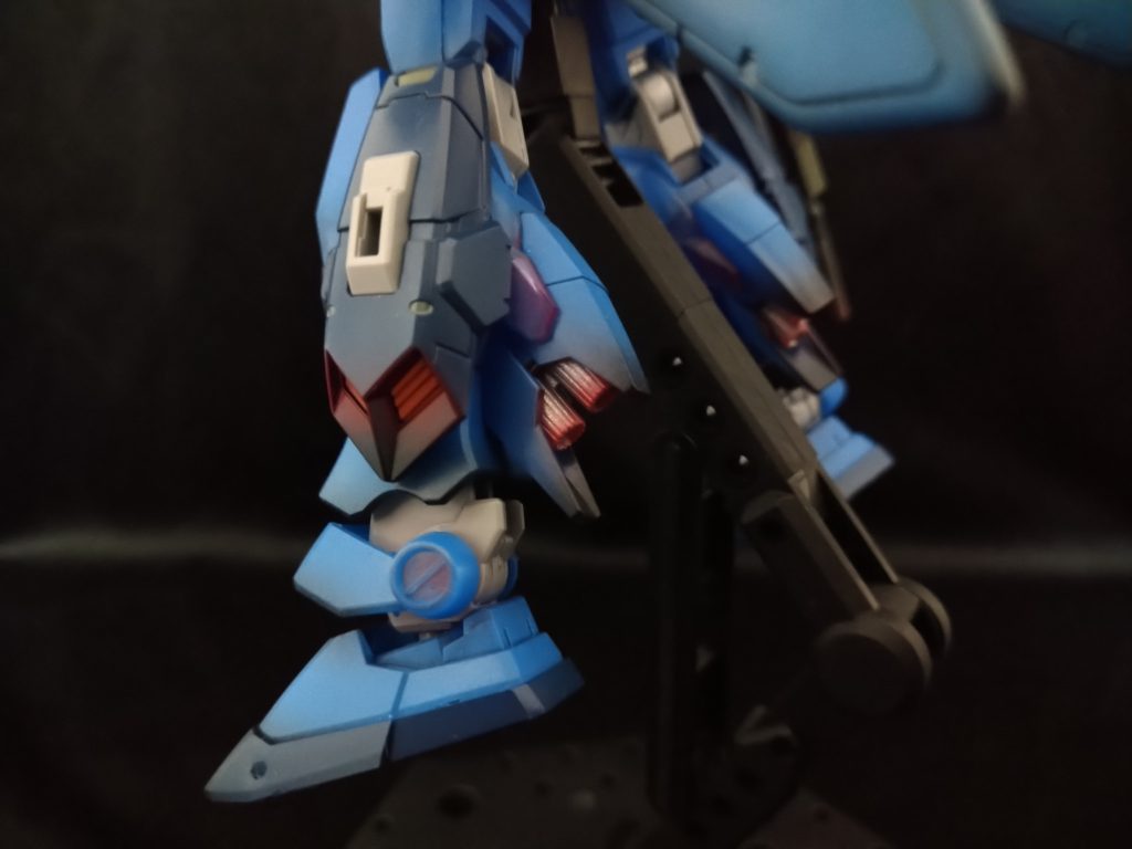 今回は黒立ち上げとかではなく、あとからシャドウを吹いてます。クリアカラーを活かそうとしたので、表面処理なども最低限に。その為ほとんどサフも使っていません。まぁ透け感は残りませんでしたがね…！トップコートはメインに半光沢、兵装はつや消しスムースで仕上げてます。