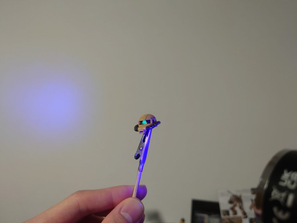 ブルーライト照射実験。いつもクリアパーツを光らせる最初のタイミングが楽しみです!