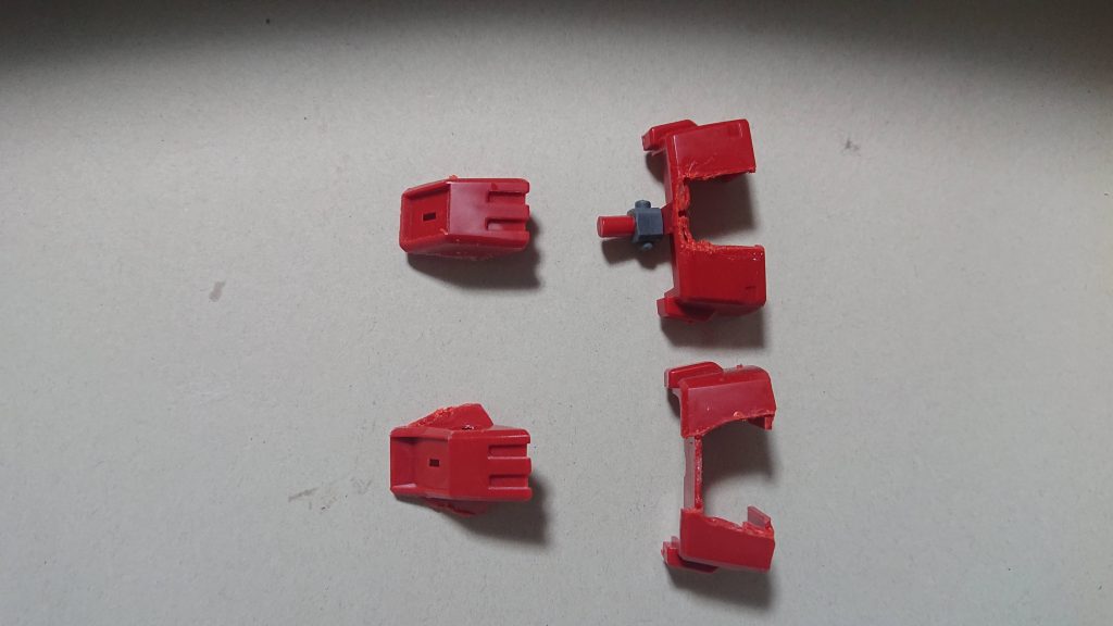 縦長感を無くすために胴の赤い部分を短くしました。前後の出っ張り部分を一度切断し、短縮した胴体に再取り付けします。