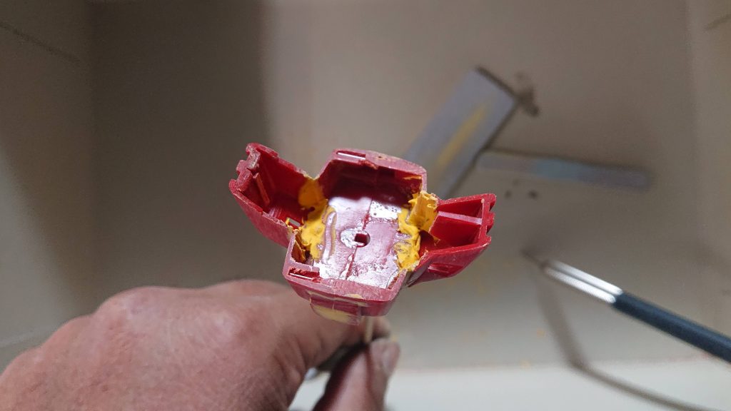 胴を下から3mmほど切断し、前後の出っ張り部分を再接着してポリパテを裏打ちしました。