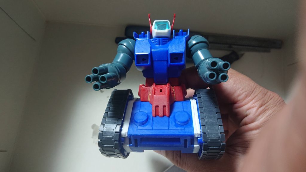 こんな感じになりました。左右に3mmプラ板を二枚ずつ貼り付けてやっとどっしり感が出ました。プロポーションのバランスを変更するのは初めてでしたが思ったような感じが出て満足です。