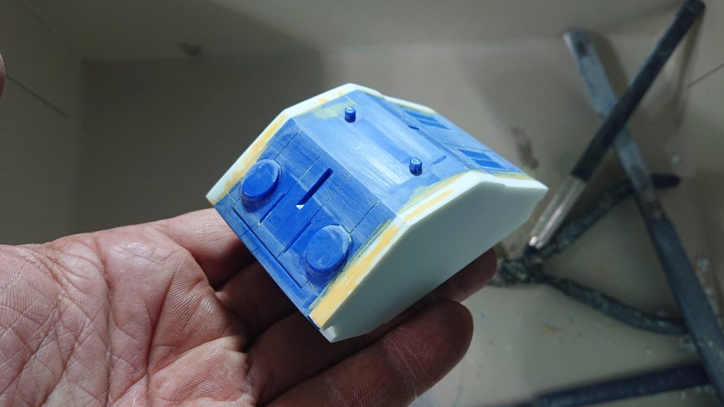 3mm削っただけではまだまだ縦長感が隠せないので、下半身の青いキャタピラの土台部分をブラバンで幅増ししてバランスを取ります。