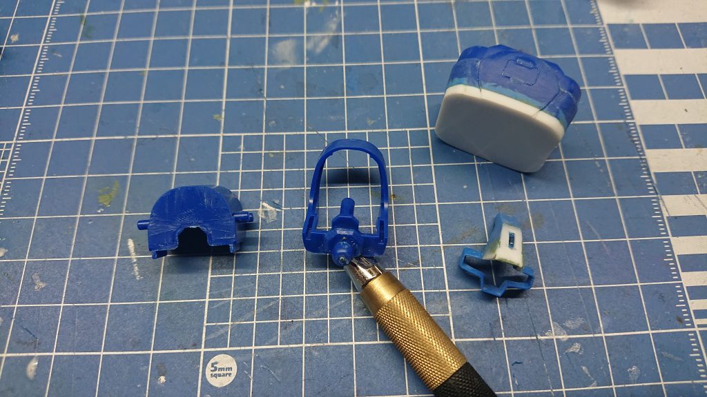 肩を上げるために、関節の取り付け位置を下げました。(ややこしいな)切り取って強力接着剤で貼り付けて真鍮線で補強しています。あと、リーゼントの作製と腹の延長(この後、白い部分の真ん中に接続用の穴を開けました)