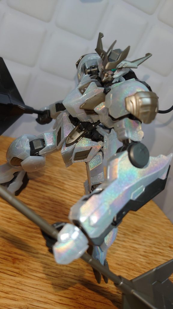 光の当たり方で虹色に輝いて、バンダイの技術の凄さをひしひしと感じます。🌈